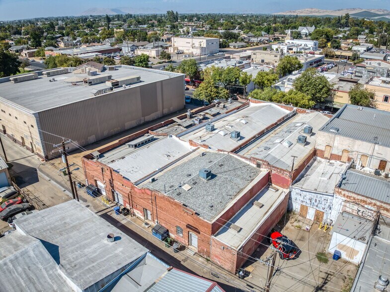 More Photos Of 137 N L St, Dinuba Storefront Retail Residential For Sale