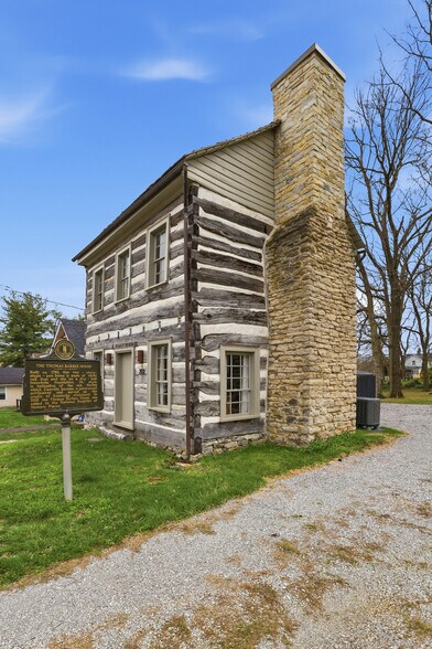 More Photos Of 202 E Walnut St, Danville Specialty For Sale