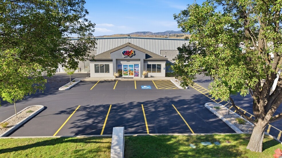 More Photos Of 5260 N Sawyer Ave, Garden City Warehouse For Sale