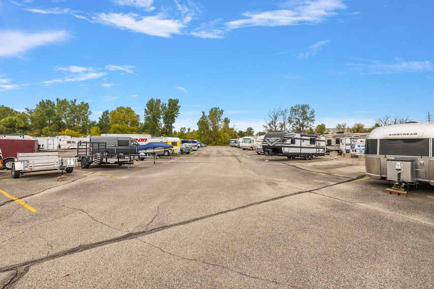 More Photos Of 59120 Oasis Center Dr, South Lyon Self Storage For Sale