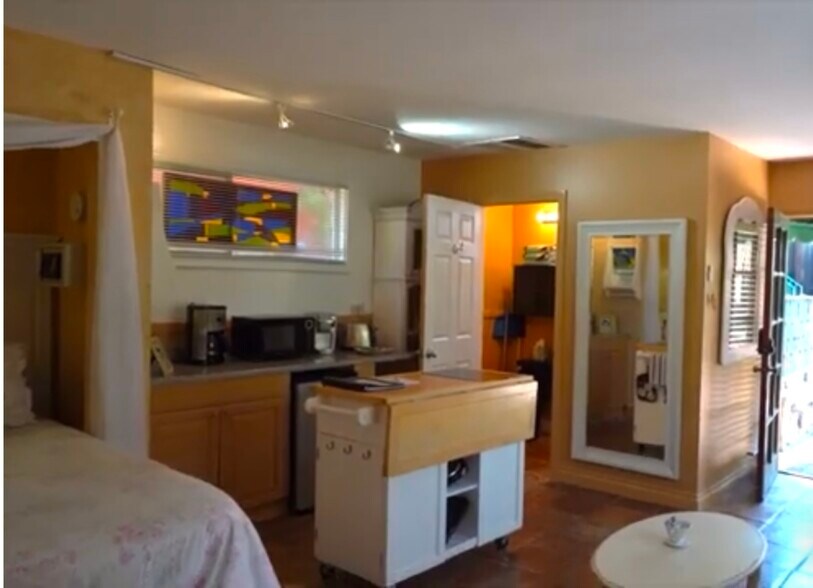 More Photos Of 22942 Crespi St, Woodland Hills Specialty For Sale