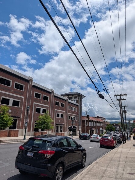 More Photos Of 437 N Church St, Hendersonville General Retail For Lease