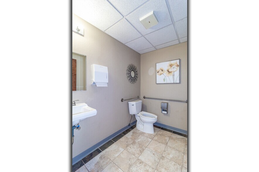 More Photos Of 1620 N Shawano St, New London Medical For Lease