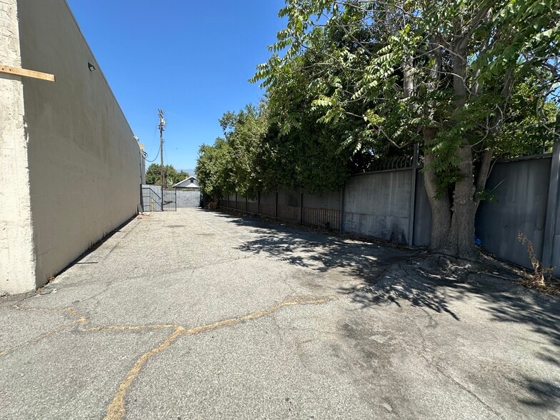 More Photos Of 431 W 10th St, San Bernardino Auto Repair For Sale