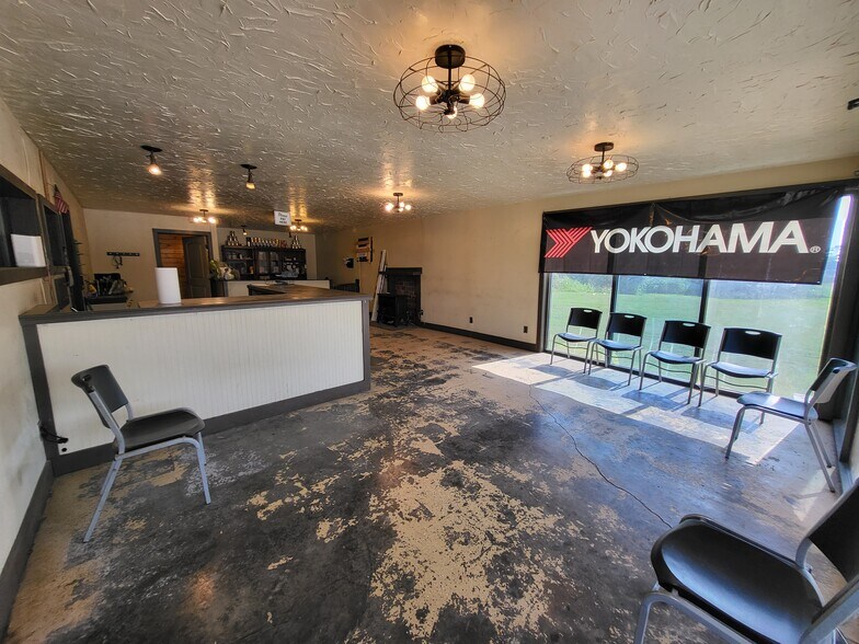 More Photos Of 569 W Valley St, Granby Auto Repair For Lease