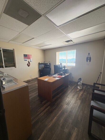 More Photos Of 4106-4112 S Commerce Dr, Murray Light Manufacturing For Lease