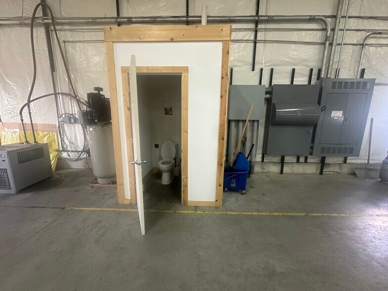 More Photos Of 636 S East St, Mount Carroll Warehouse For Lease