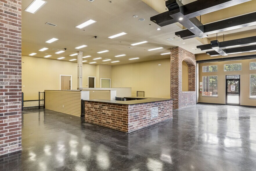 More Photos Of 207 E Byron Nelson Blvd, Roanoke Storefront Retail Office For Sale