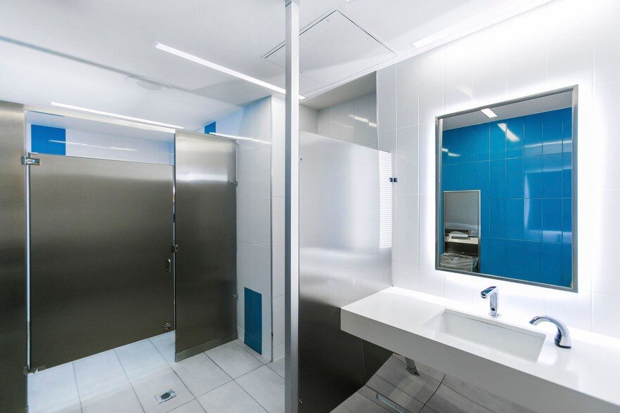 More Photos Of 16542 Ventura Blvd, Encino Unknown For Lease