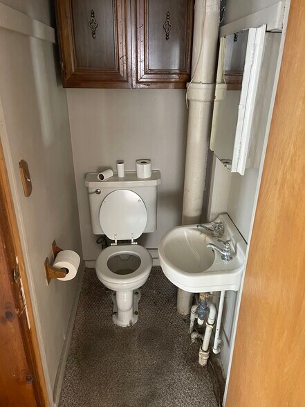 More Photos Of 211 S Elm St, Owosso Flex For Sale