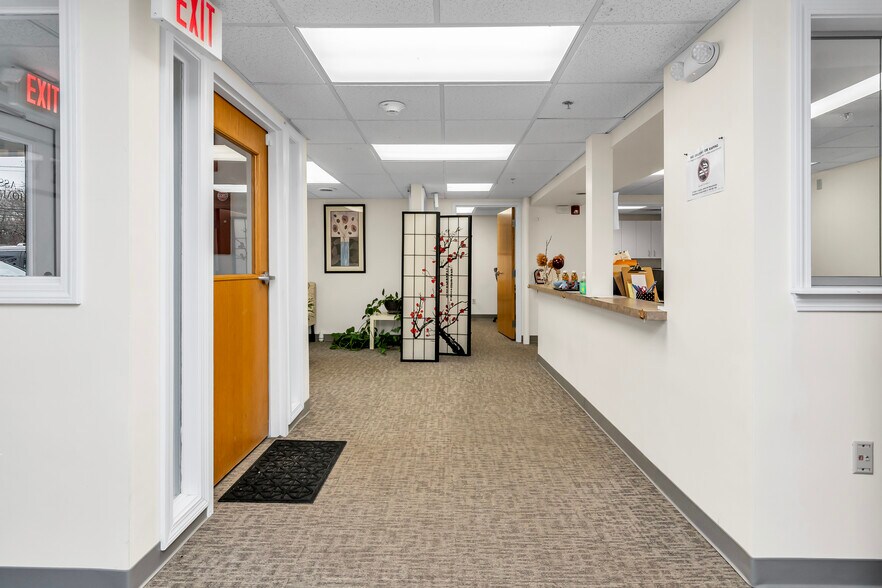More Photos Of 630 Turnpike St, North Andover Office For Lease
