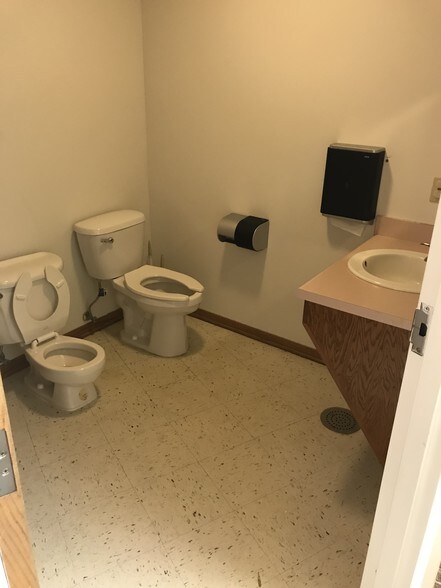 More Photos Of 1520 Knox St, Lincoln Office For Sale