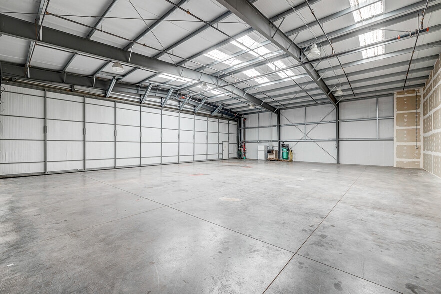 More Photos Of 2730 Airport Dr, North Las Vegas Airplane Hangar For Sale