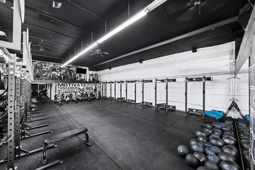 More Photos Of 2701 Emancipation Ave, Houston General Retail For Sale