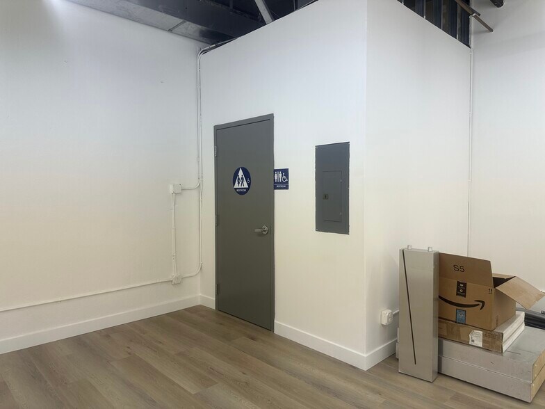 More Photos Of 1015 Crocker St, Los Angeles Storefront For Sale