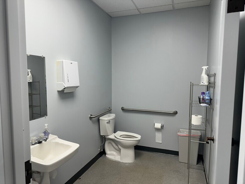 More Photos Of 10500 University Center Dr, Tampa Light Distribution For Lease