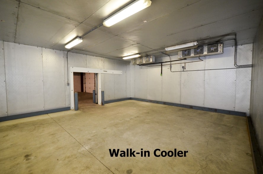 More Photos Of 180 Cuyahoga St, Akron Warehouse For Sale