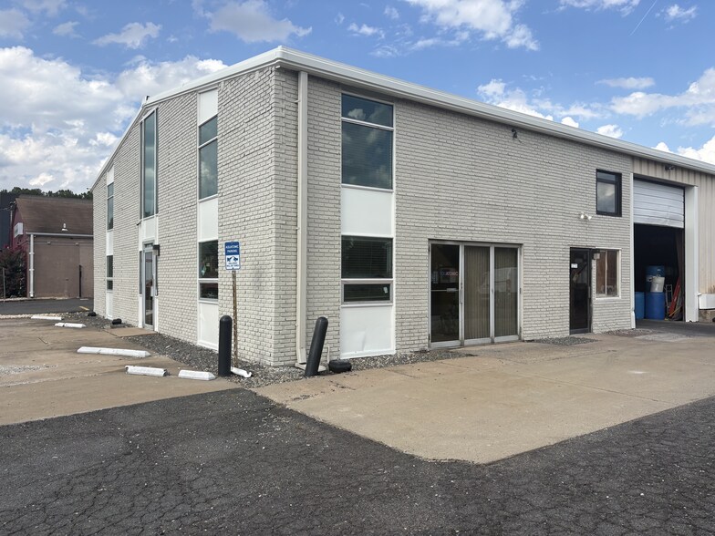 More Photos Of 3141 Draper Dr, Fairfax Warehouse For Lease