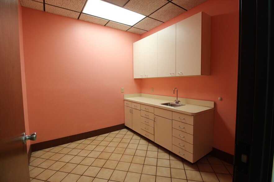 More Photos Of 16125 Cairnway Dr, Houston Medical For Lease