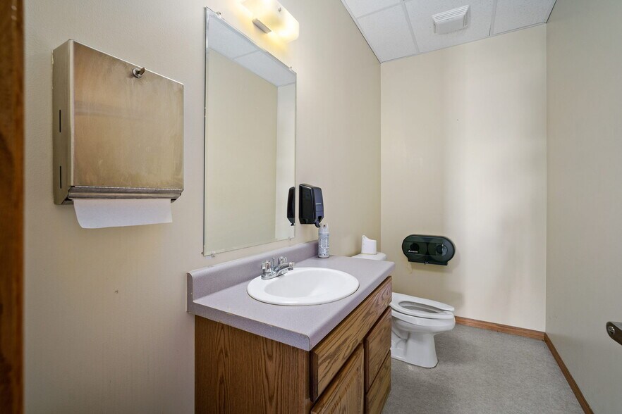 More Photos Of 1801 N 13th Ave E, Newton Flex For Lease