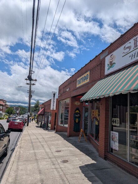 More Photos Of 437 N Church St, Hendersonville General Retail For Lease