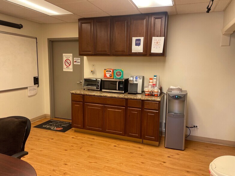 More Photos Of 1539 Bourbon Pky, Streamwood Warehouse For Sale