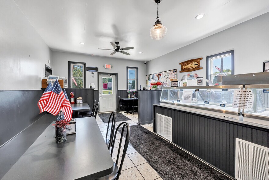 More Photos Of 633 Bissell St, White Lake General Retail For Sale