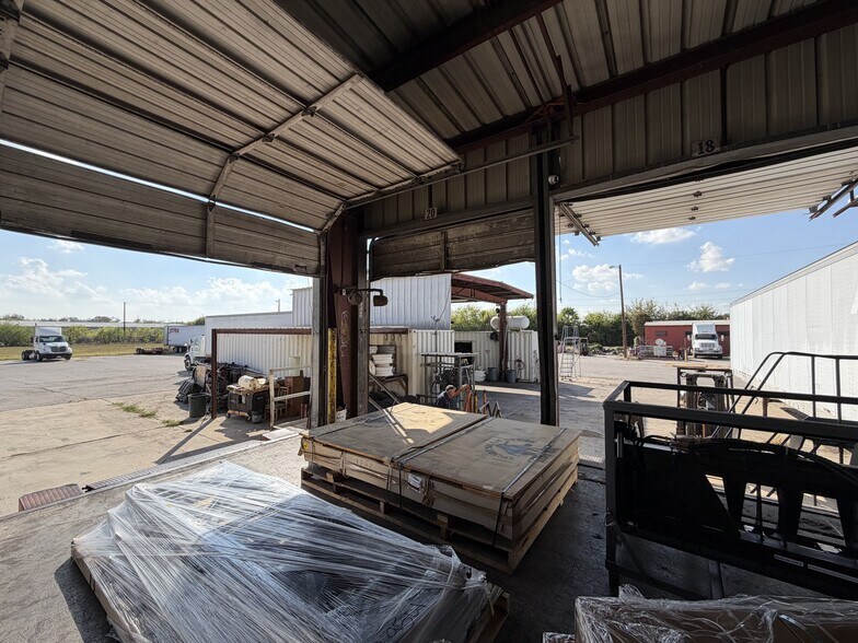 More Photos Of 2026 W Malone Ave, San Antonio Warehouse For Sale