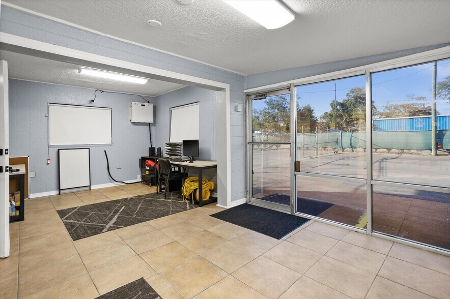 More Photos Of 10310 66th St N, Pinellas Park Auto Dealership For Sale