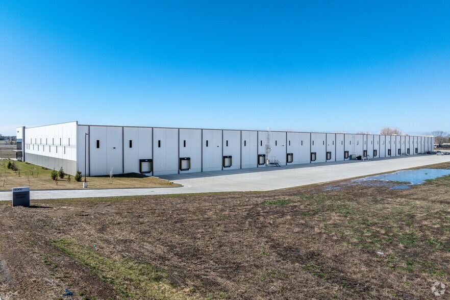 More Photos Of 10300 Northpark Dr, Urbandale Distribution For Lease