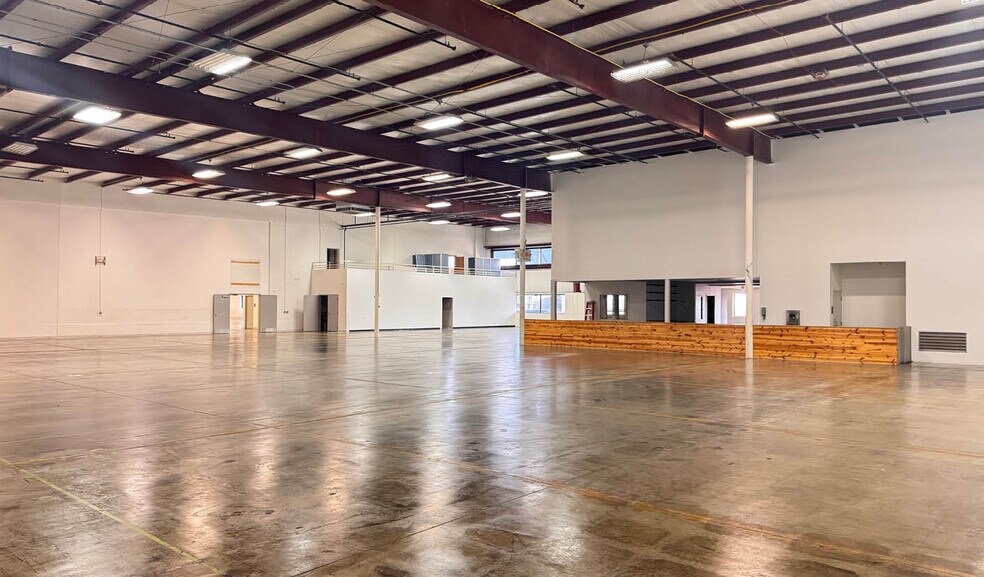 More Photos Of 8930 S 137th Cir, Omaha Warehouse For Lease