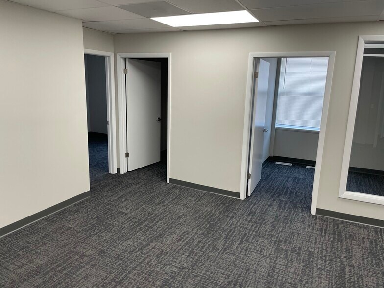More Photos Of 23875 Northwestern Hwy, Southfield Office For Lease