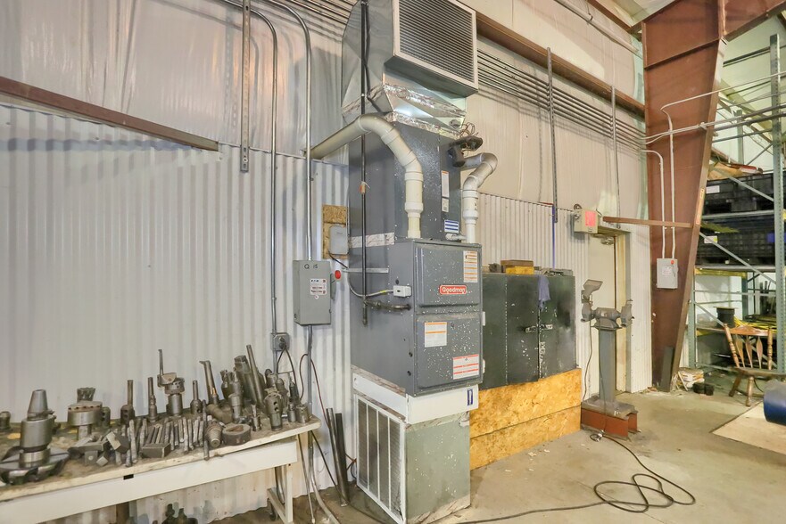 More Photos Of 703 Commerce Ave, New Castle Warehouse For Sale