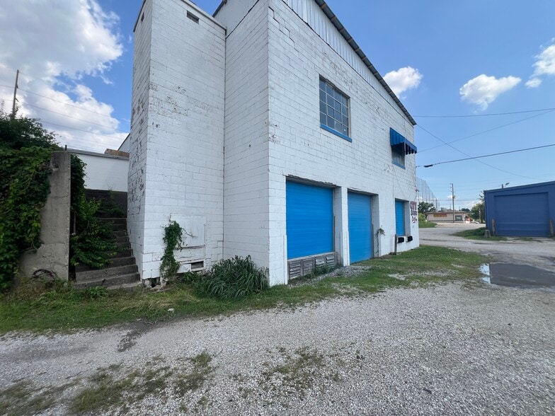 More Photos Of 1150 S White River Pky W Dr, Indianapolis Flex For Sale