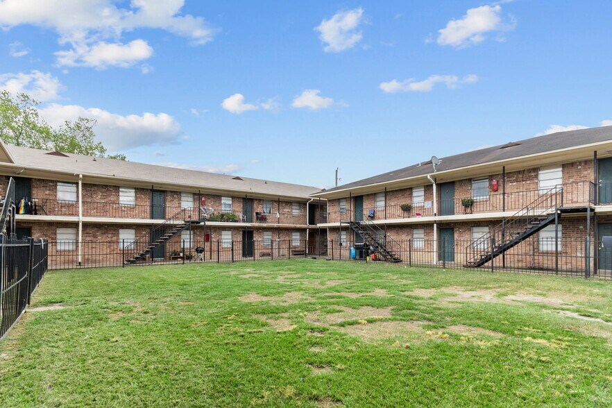 Primary Photo Of 4410 Oxford St, Houston Apartments For Sale