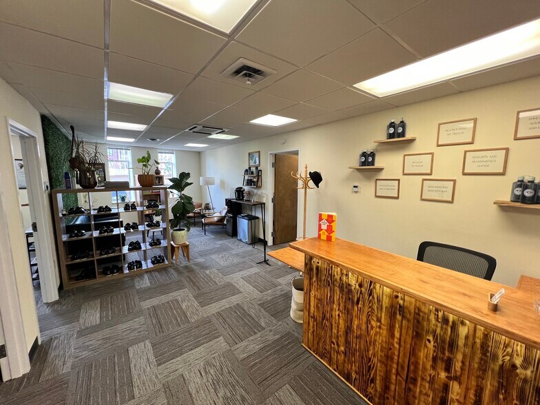 More Photos Of 125 E Trinity Pl, Decatur Office For Lease