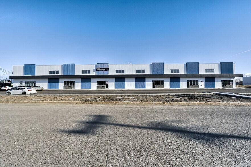 More Photos Of 5539 St Ernest-Cormier, Laval Showroom For Lease