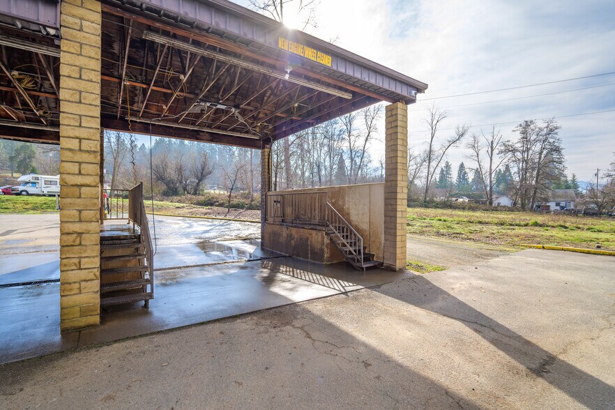 More Photos Of 2521 Williams Hwy, Grants Pass Carwash For Sale