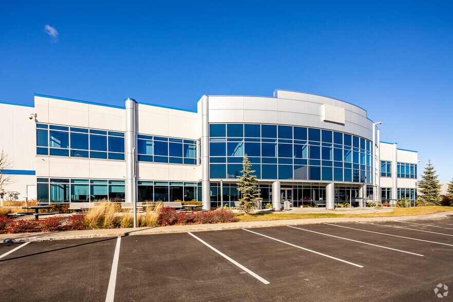 More Photos Of 4915 Rue Louis B Mayer, Laval Warehouse For Lease