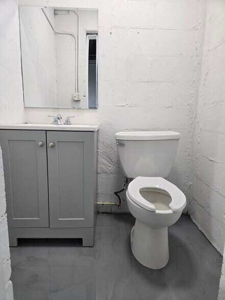 More Photos Of 4019 NE 6th Ave, Oakland Park Warehouse For Lease