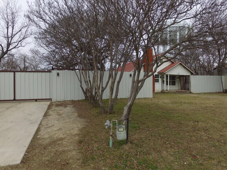 More Photos Of 1217 Perry St, Irving Office For Sale