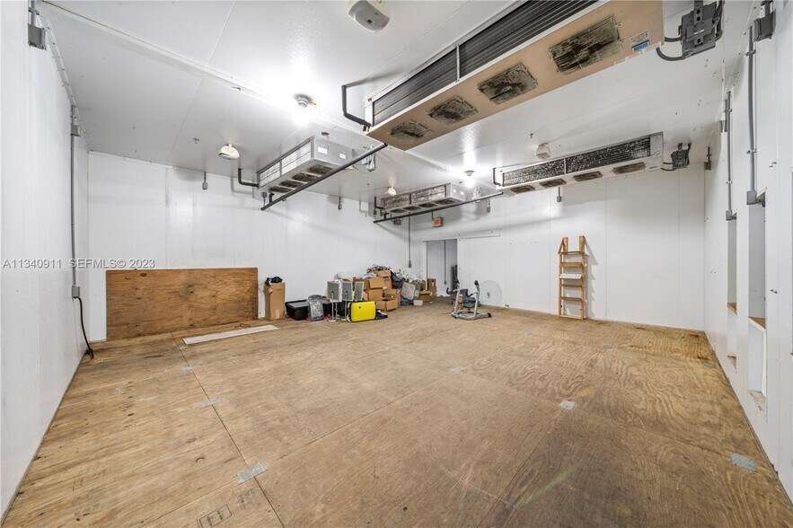 More Photos Of 2585 NW 21st Ter, Miami Warehouse For Lease