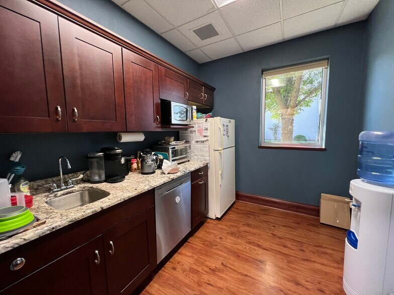 More Photos Of 518-540 S Westland Dr, Appleton Office For Lease