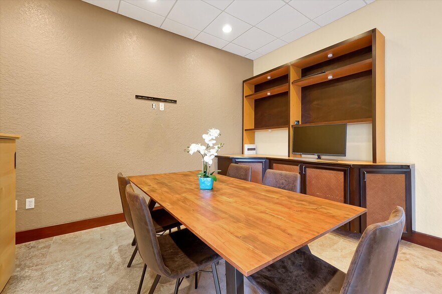 More Photos Of 8810 Commodity Cir, Orlando Showroom For Lease