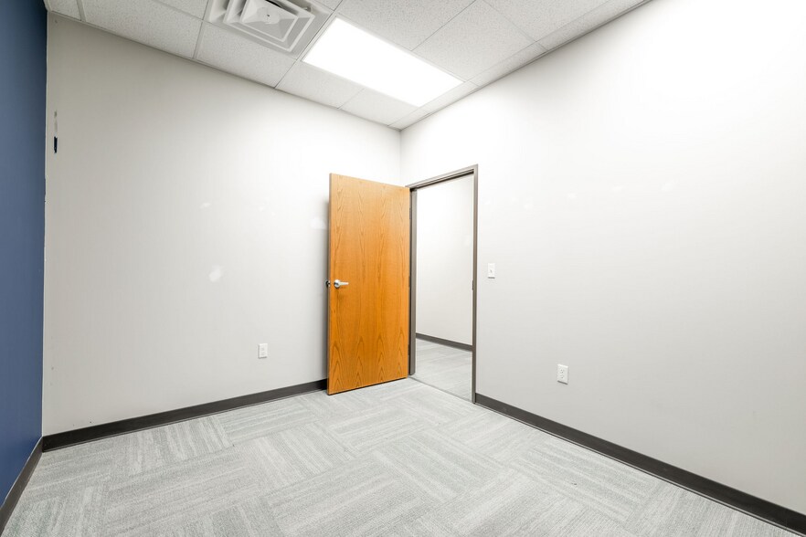 More Photos Of 5460 Main St, Del City Flex For Lease