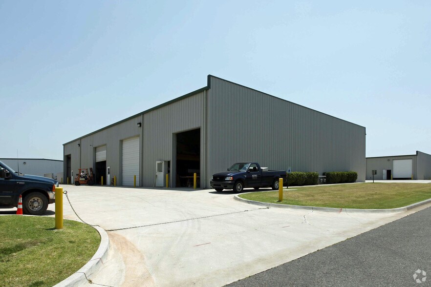 More Photos Of 3343-3359 Deskin Dr, Norman Service For Lease