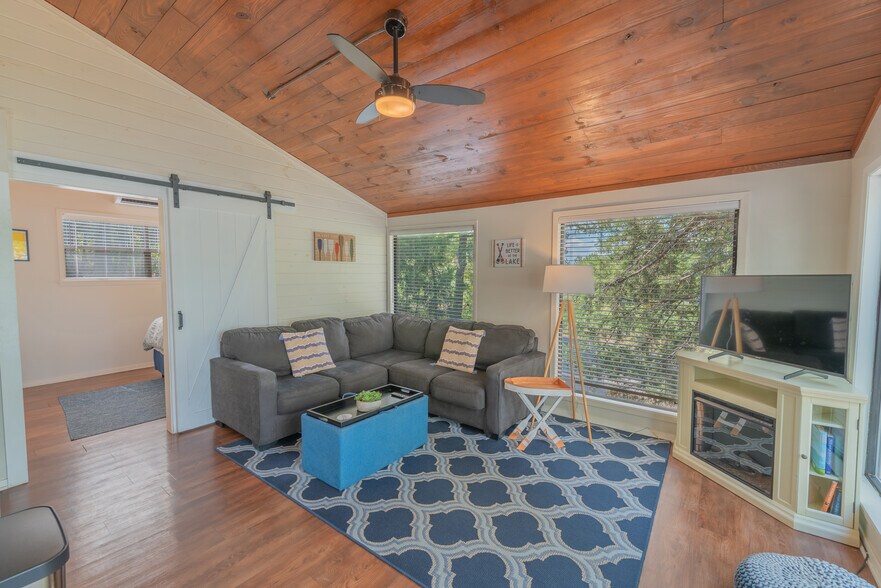 More Photos Of 108 E Barker Creek Dr, Scroggins Flex For Sale