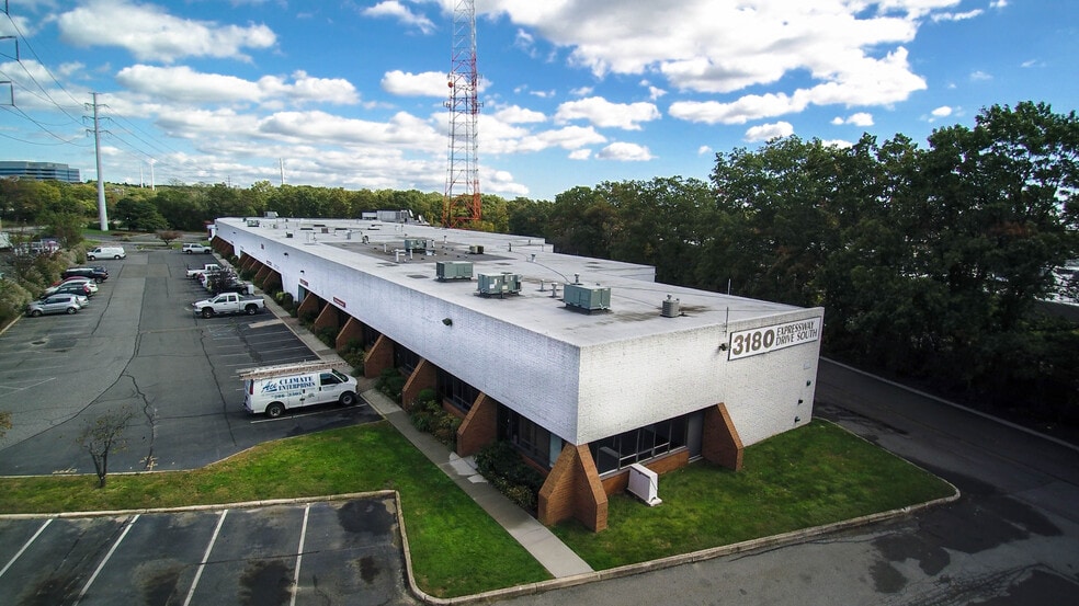 Primary Photo Of 3180 Expressway Dr S, Islandia Warehouse For Lease