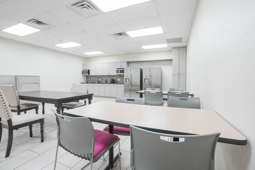 More Photos Of 10410 Corporate Dr, Sugar Land Research And Development For Lease