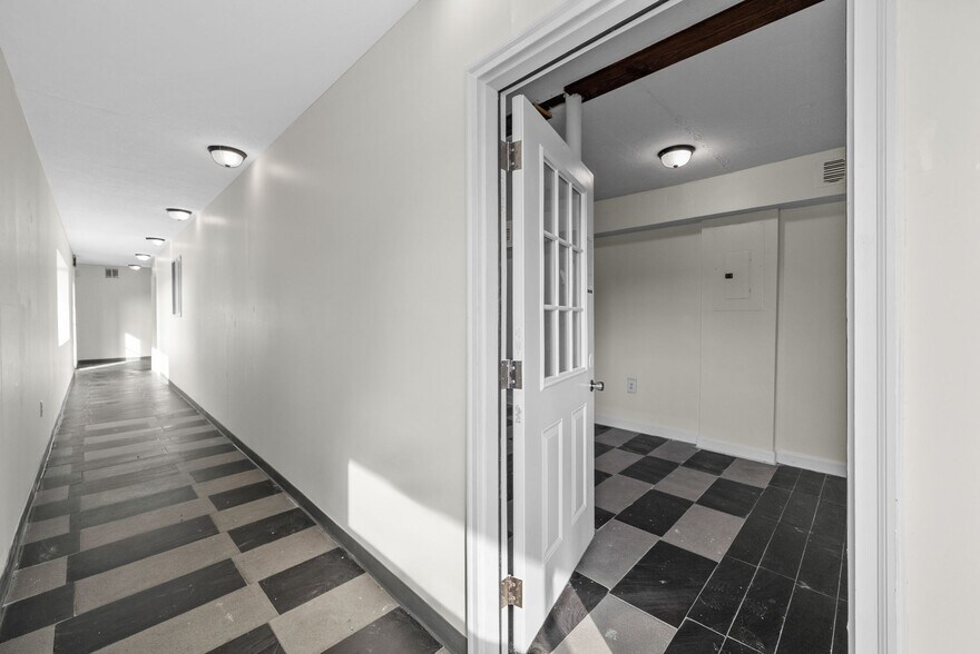 More Photos Of 124 10th St, Clarksville Flex For Sale